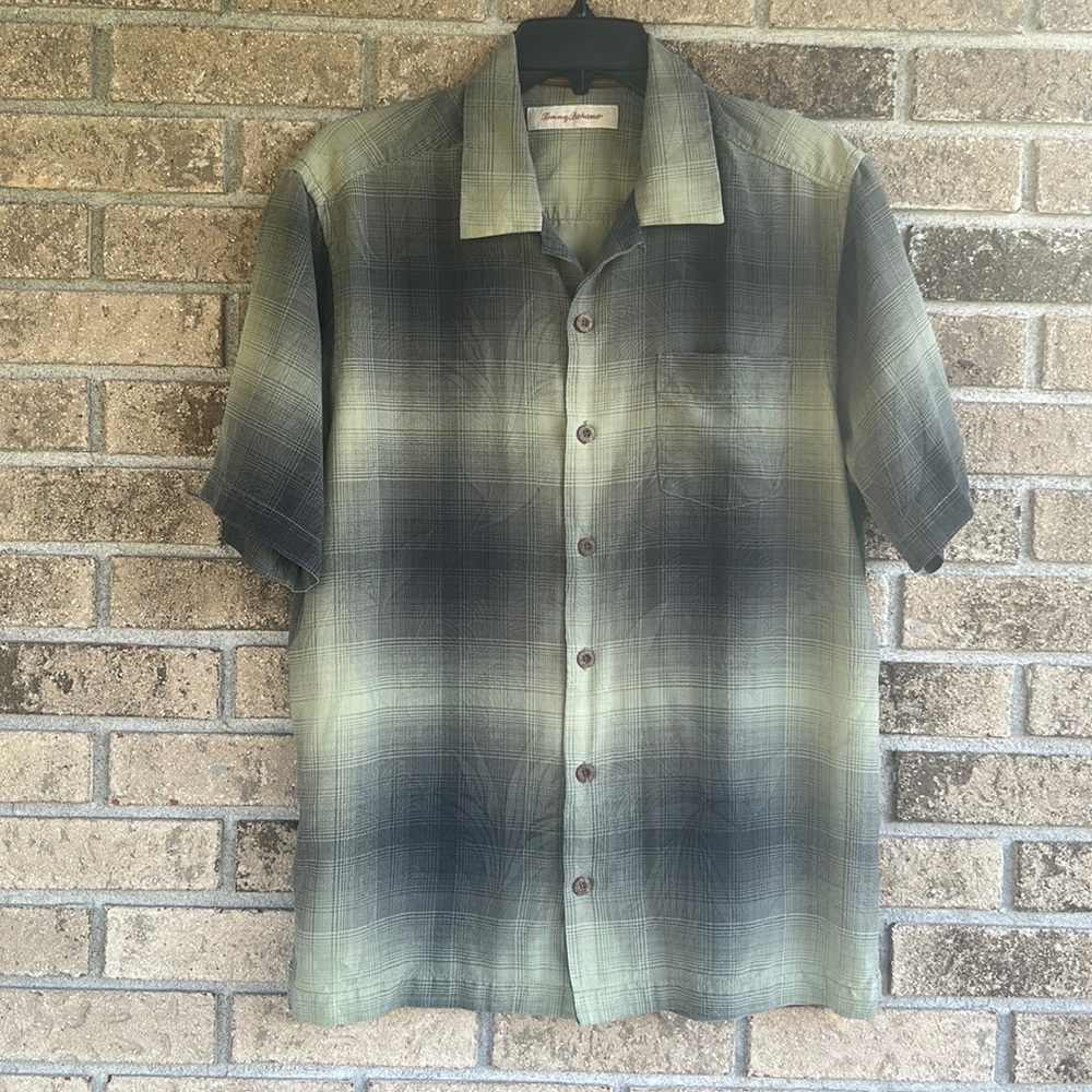 100% silk Tommy Bahama men’s button up size M in excellent condition.